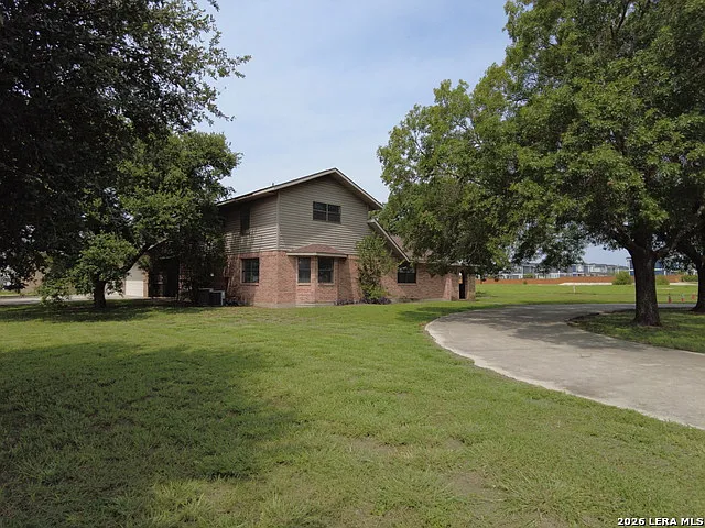 5 bed, 3.0 bath, 2584 sqft, $2,450 — Photo 2