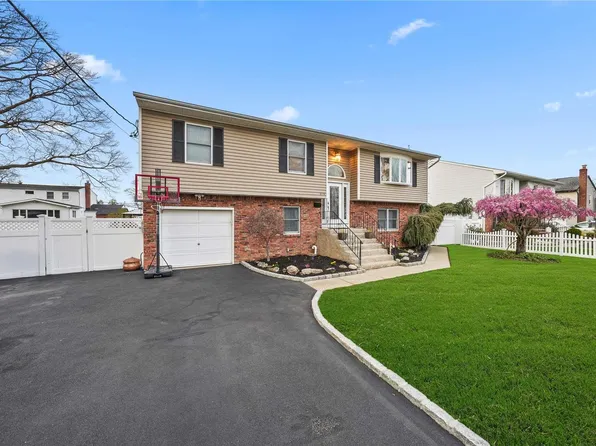 119 Amsterdam Avenue, West Babylon, NY 11704