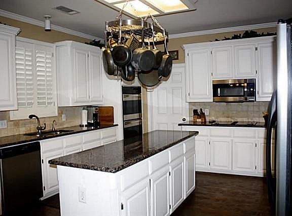 5th image of 920 Fountain Head Ln