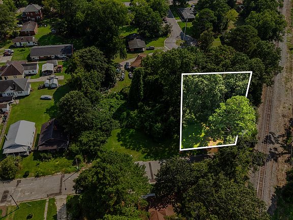 4th image of 706 W Walnut Street