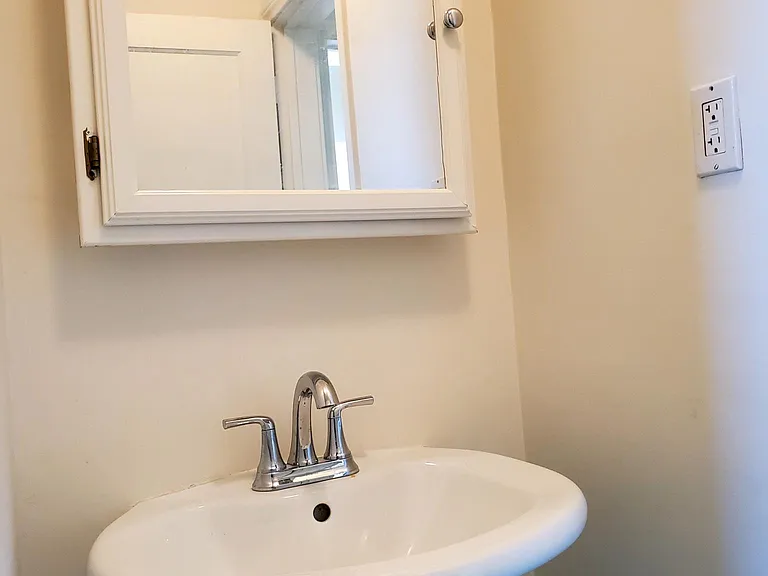 2507 N Beachwood Dr #4 — Photo 9