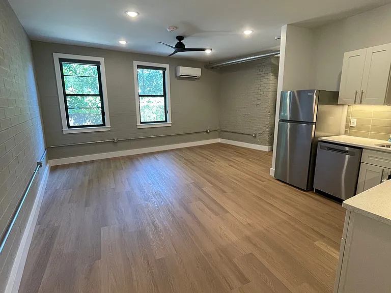 510 W Liberty St #12 — Photo 2