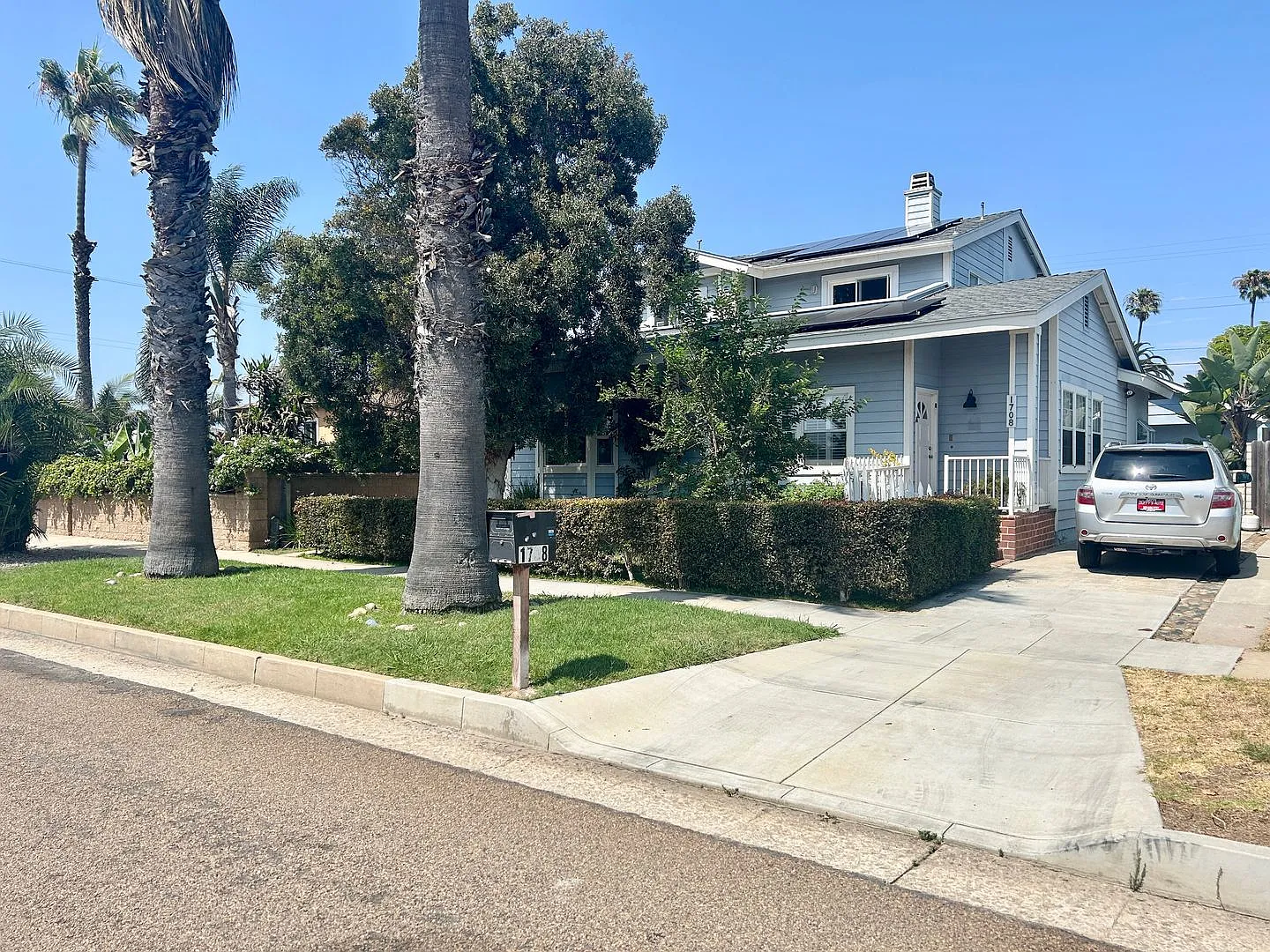 Spacious Beach House in South Oceanside — Photo 3