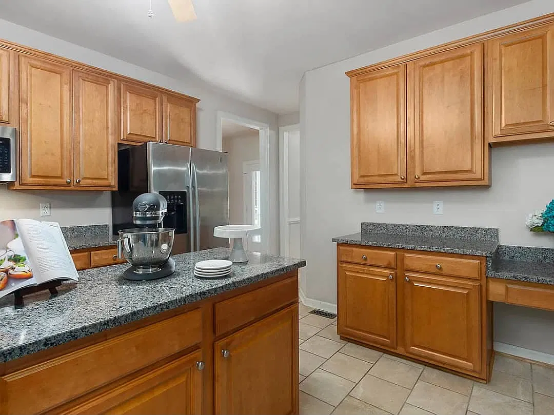 5 bed, 3400 sqft, $4,600 — Photo 3