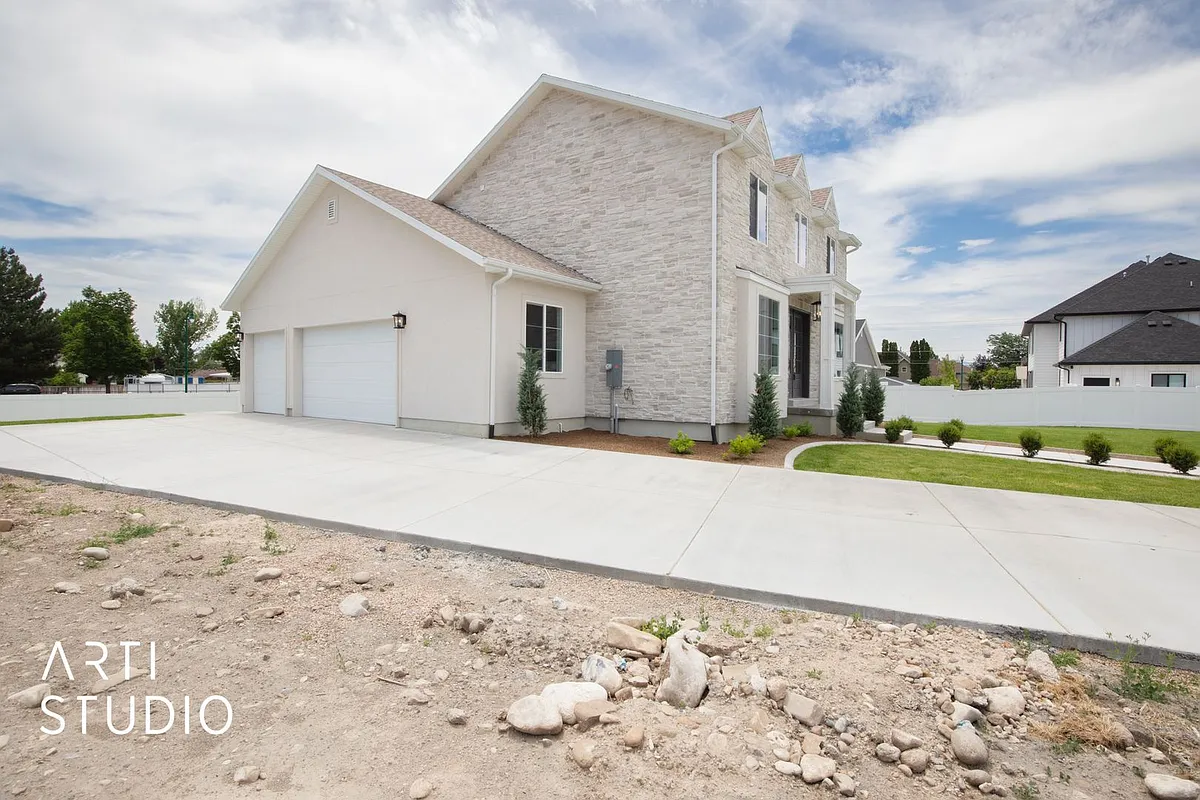 Building Photo - 1020 E 20 N