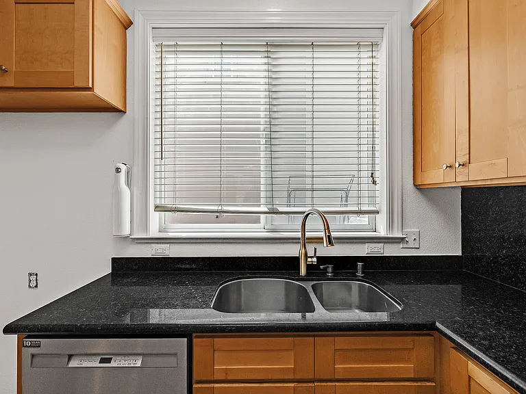 1083 Hyde St — Photo 7