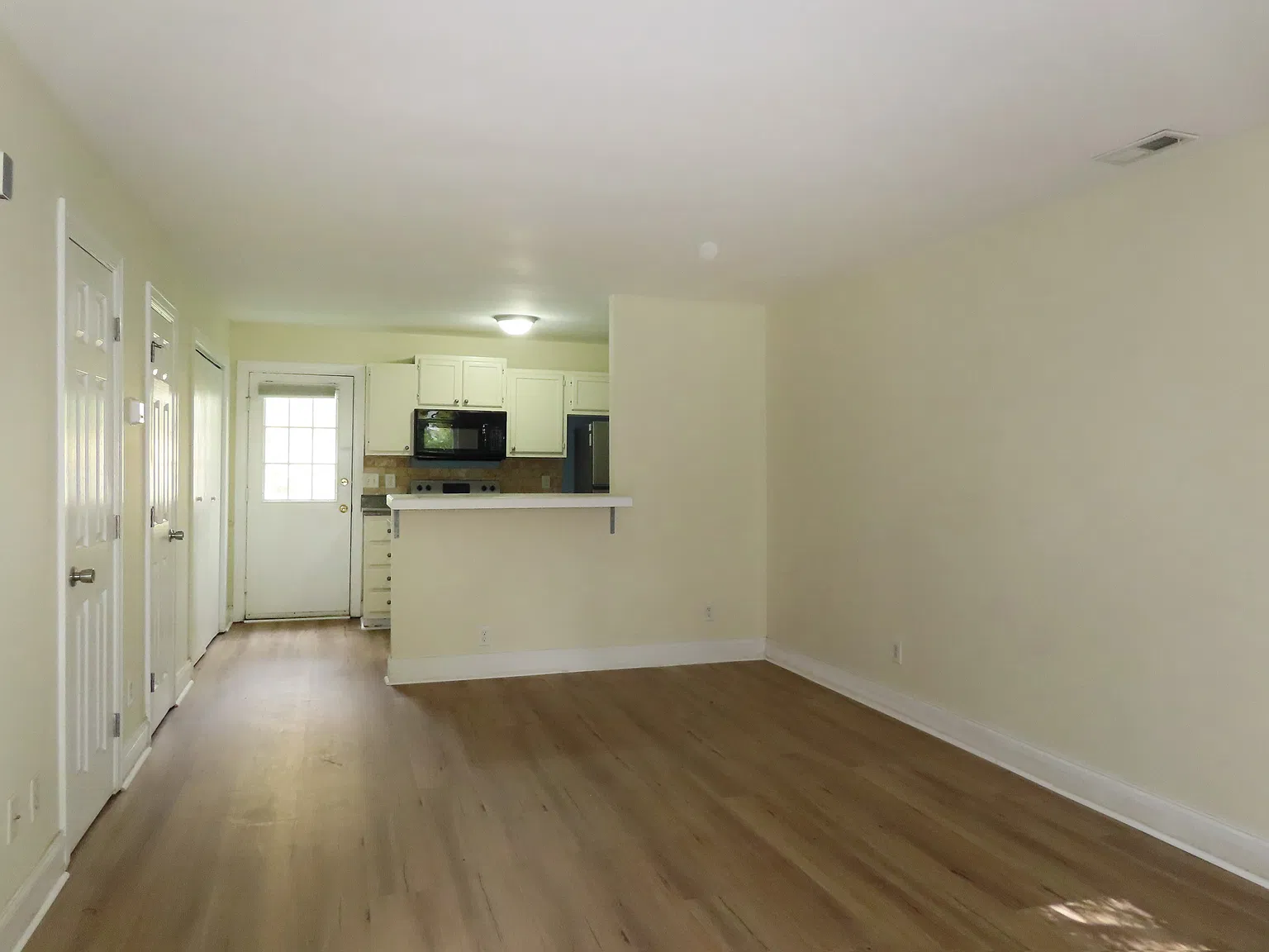 2 bed, 1.5 bath, 900 sqft, $1,895 — Photo 2