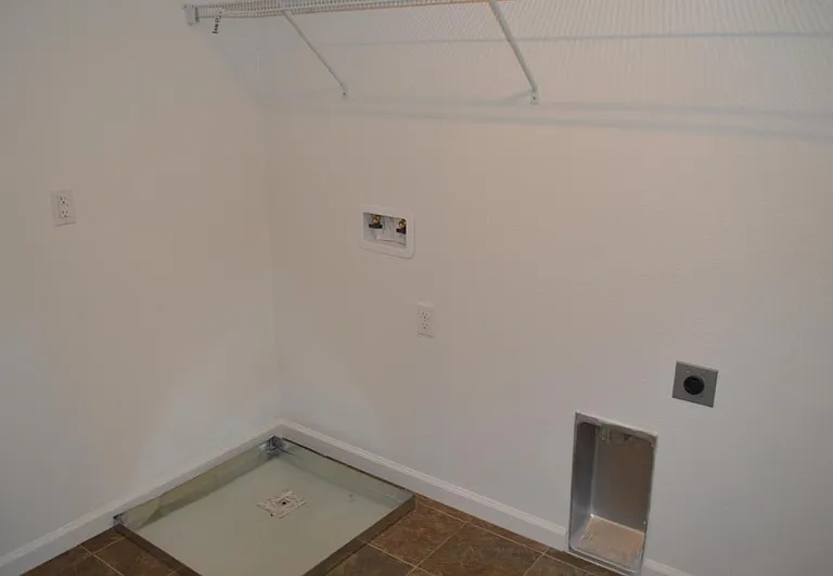 49 Medieval St — Photo 20
