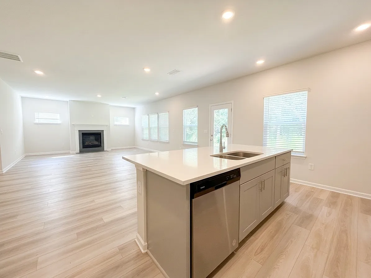 5 bed, 4.5 bath, 3252 sqft, $2,650 — Photo 4