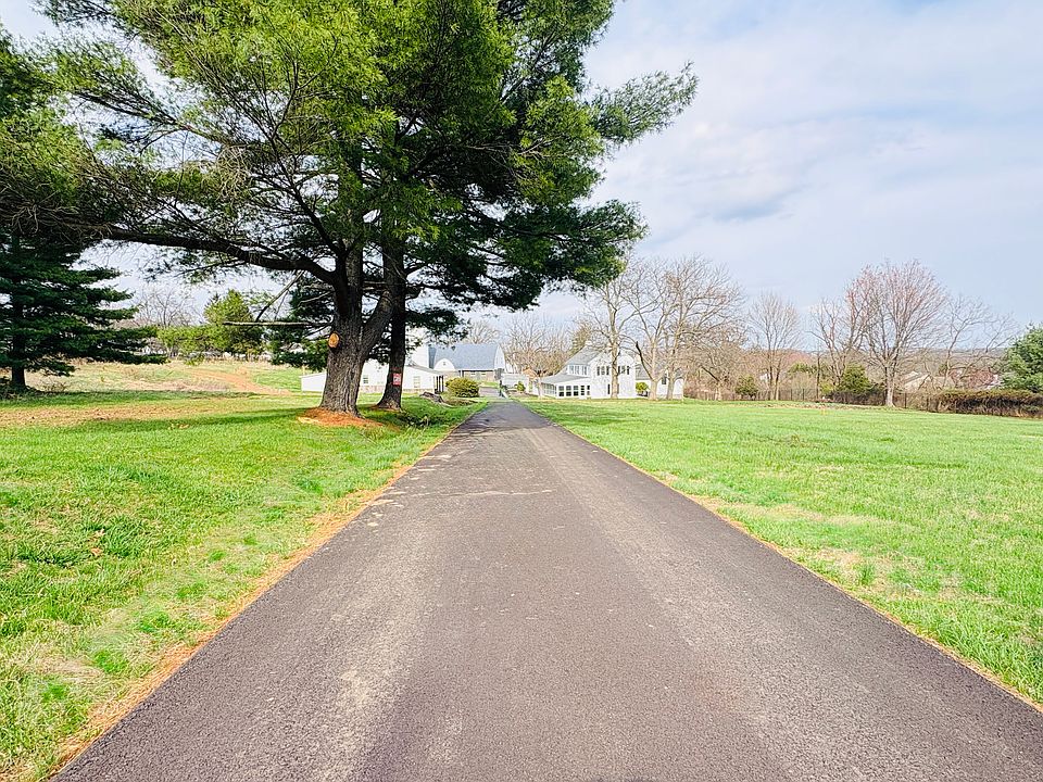 Driveway offers privacy from Pickertown Road
