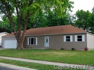 2 Lancelot Dr, Rochester, IL 62563