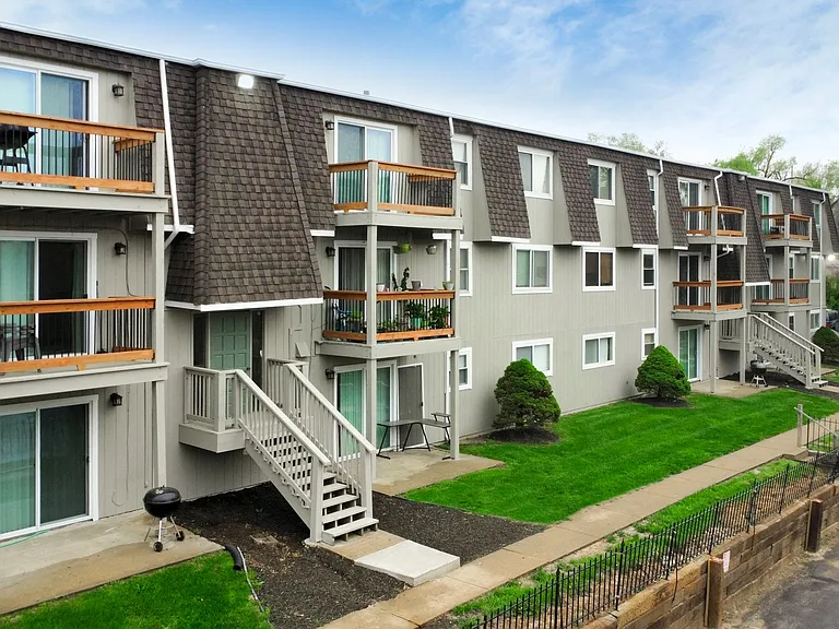 Skyline Apartments — Photo 5