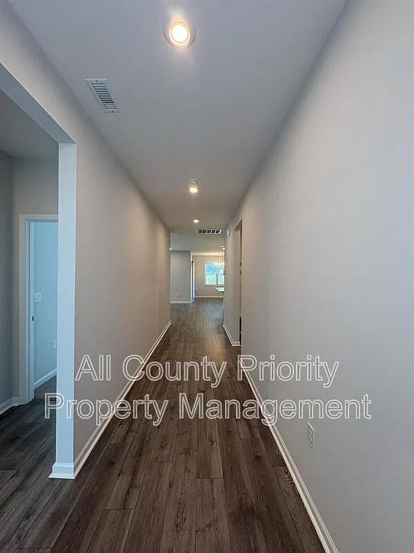 3 bed, 2.0 bath, 1676 sqft, $1,950 — Photo 2