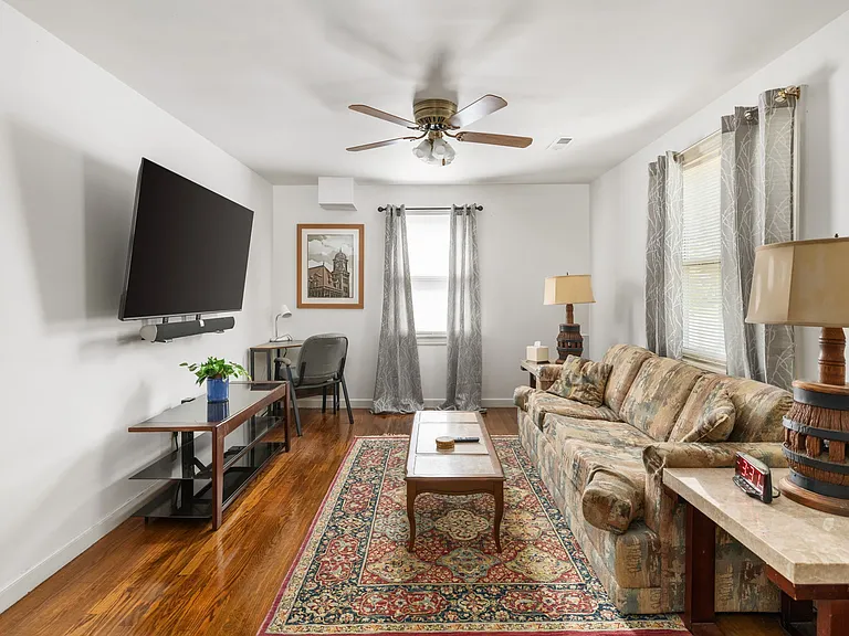 3158 Moody Ave — Photo 3