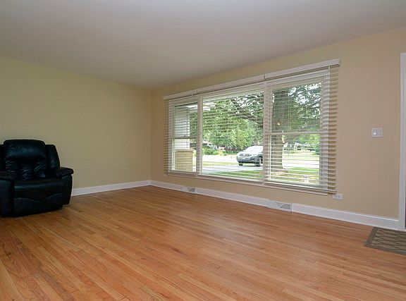 4th image of 106 W Elaine Cir