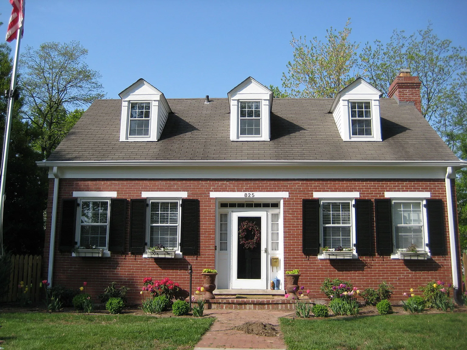 825 Forest Ave photo 1