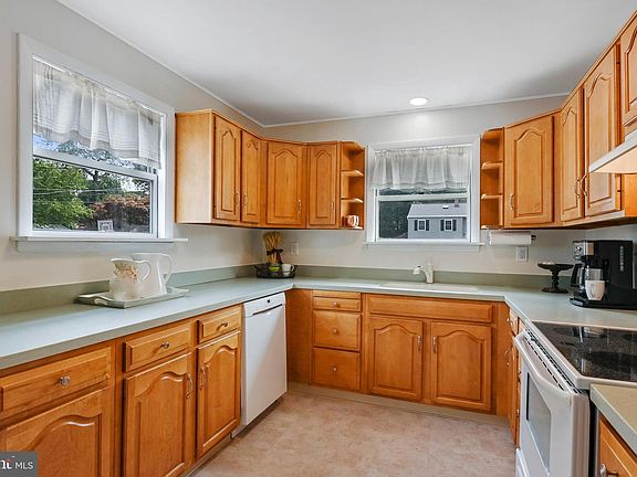 3rd image of 705 Whitneys Landing Dr