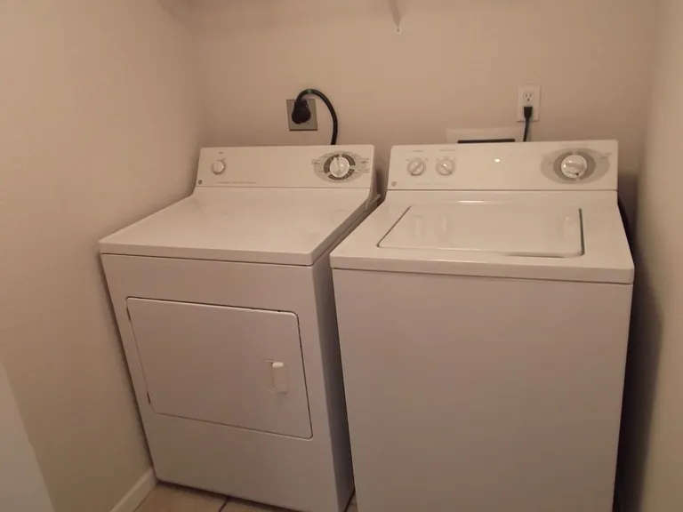 Country Club Apartments — Photo 5