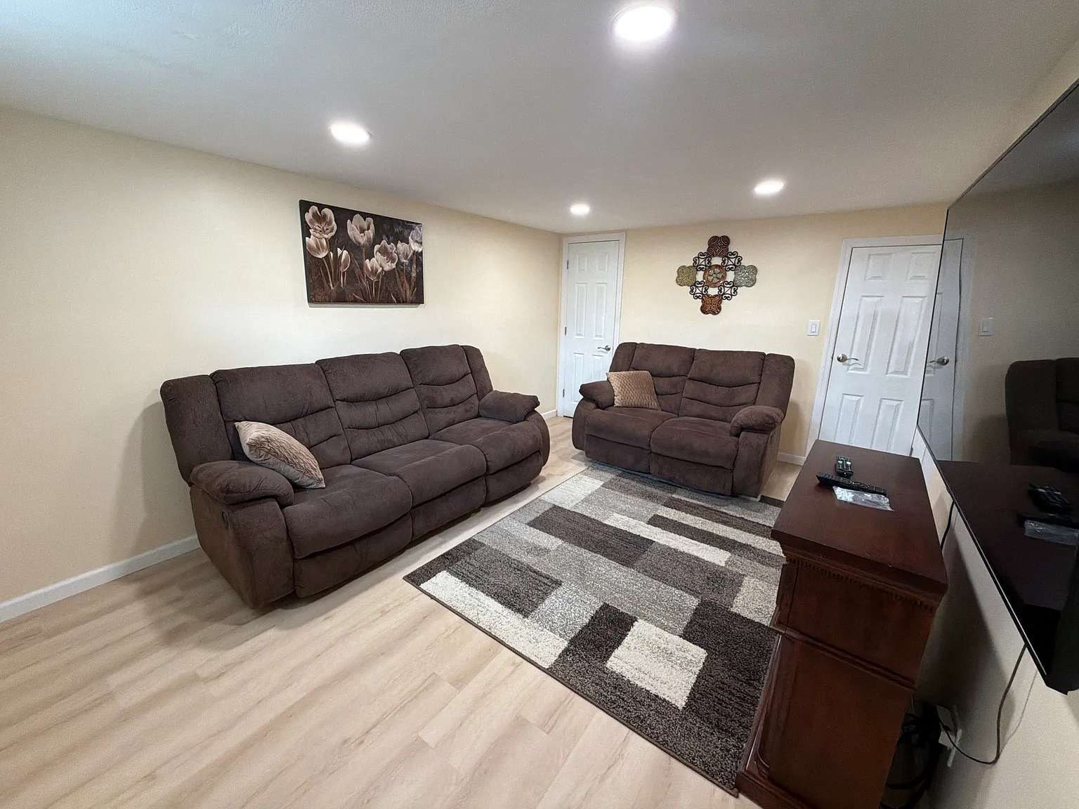 Gardiners Ave, Levittown — Photo 4
