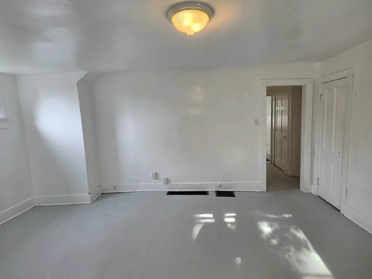 3 bed, 1000 sqft, $995 — Photo 2