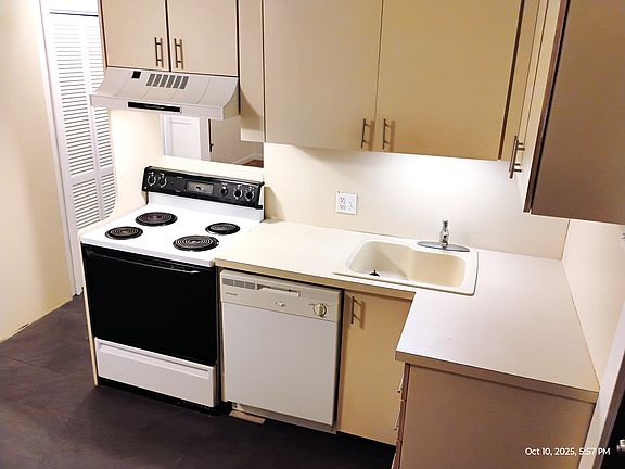Kitchen - Fridge, Stove, Dishwasher, Disposal