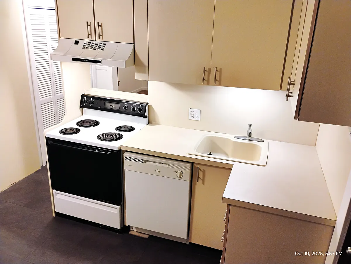 Kitchen - Fridge, Stove, Dishwasher, Disposal - 2015 N 3rd St