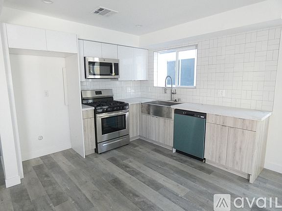2nd image of 12644 Oxnard St #12644