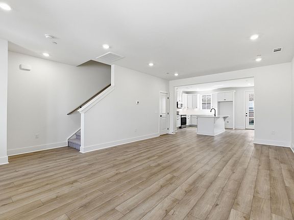 4th image of 404 Perch St
