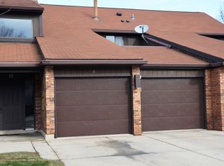 10 Creekside Cir APT D, Elgin, IL 60123