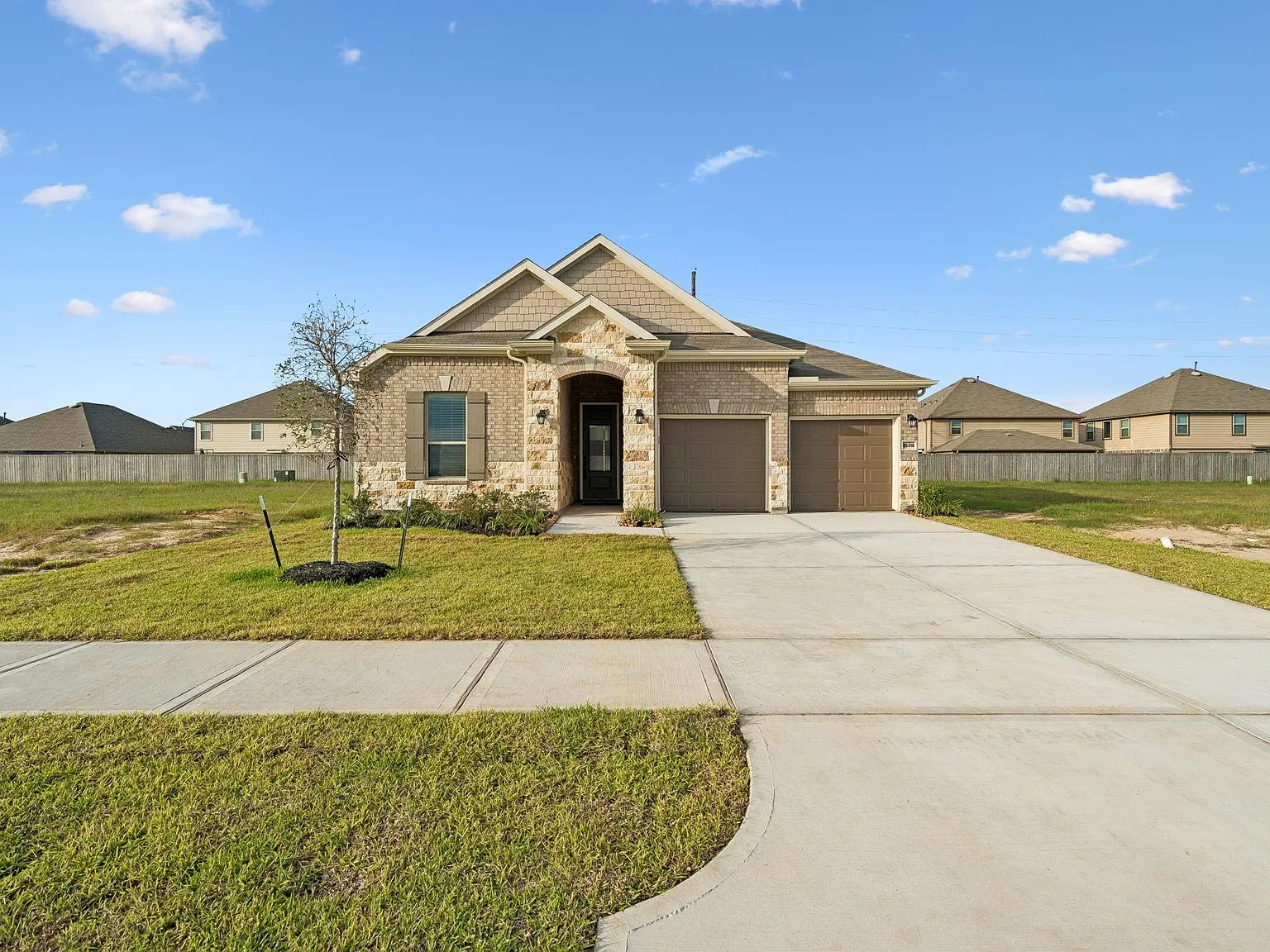 3 bed, 2.0 bath, 2003 sqft, $2,400 — Photo 2