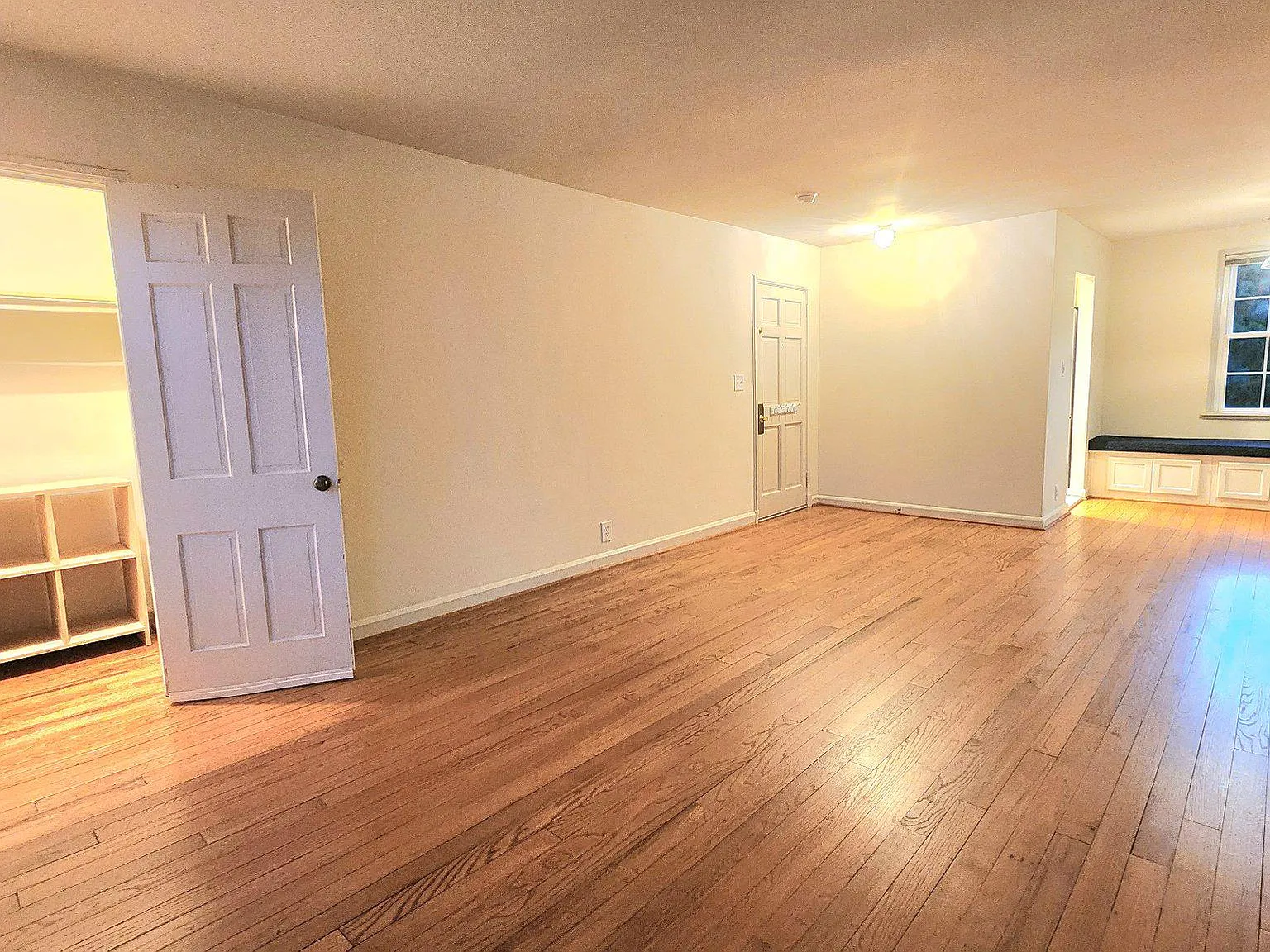 3 bed, 2.0 bath, 1290 sqft, $3,300 — Photo 2