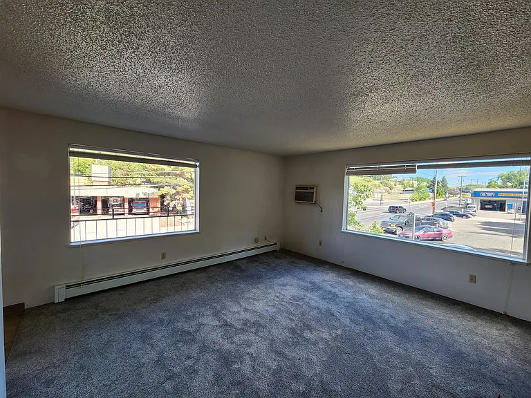 605 S Grand Ave — Photo 4