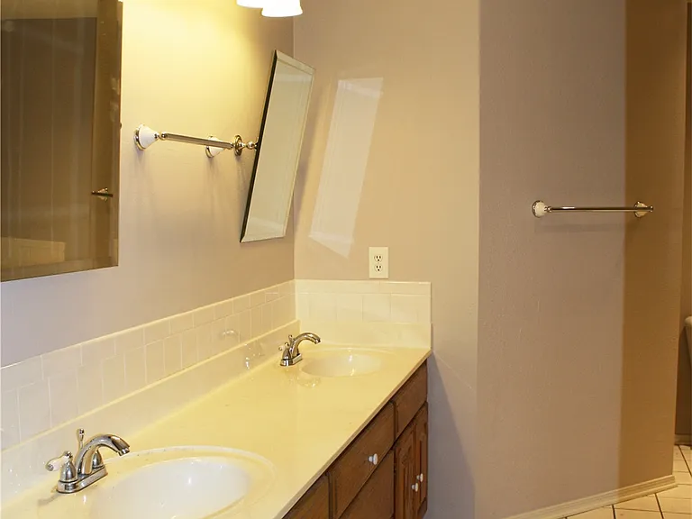 2736 Jean St — Photo 8