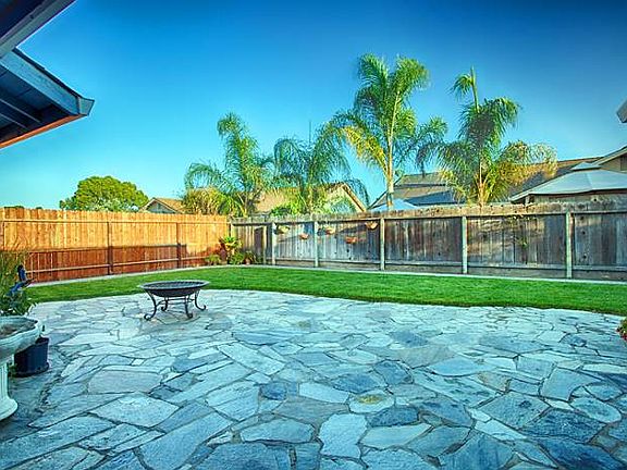 Large yard to entertain