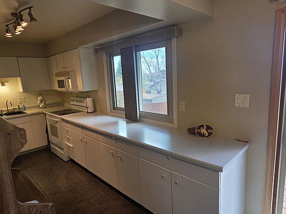 4th image of 709 Phoenix Dr