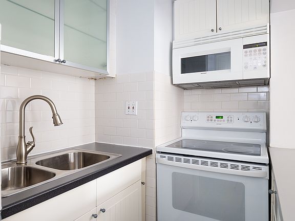 3rd image of 150 W 72nd St #4A