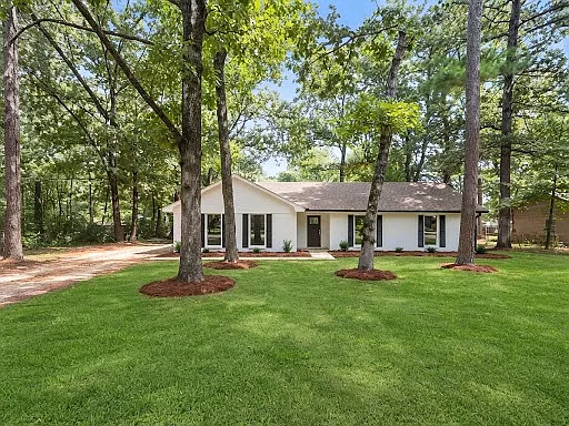 411 Shenandoah Rd N — Photo 1