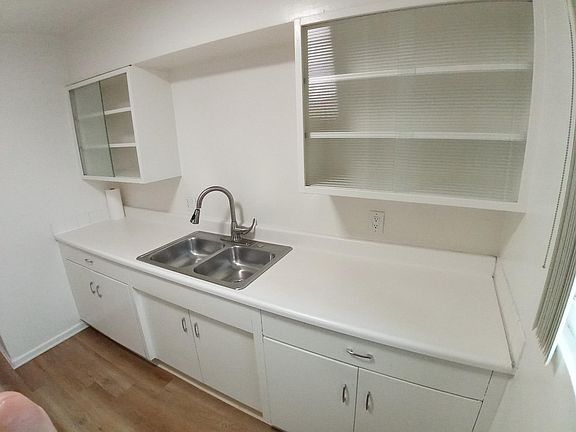 3rd image of 308 N Rossmore Ave #5