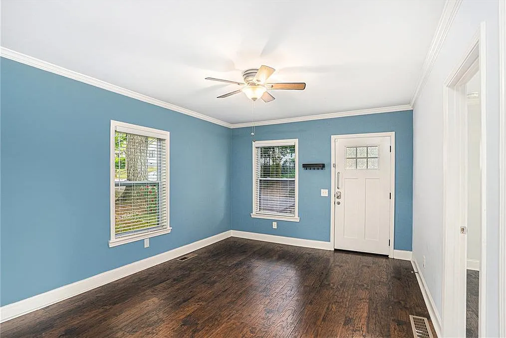 3 bed, 2.0 bath, 1008 sqft, $2,200 — Photo 2