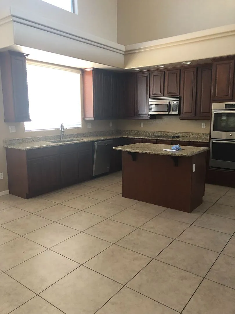 Beautiful 5 bedroom home! Don't MISS out!! — Photo 4