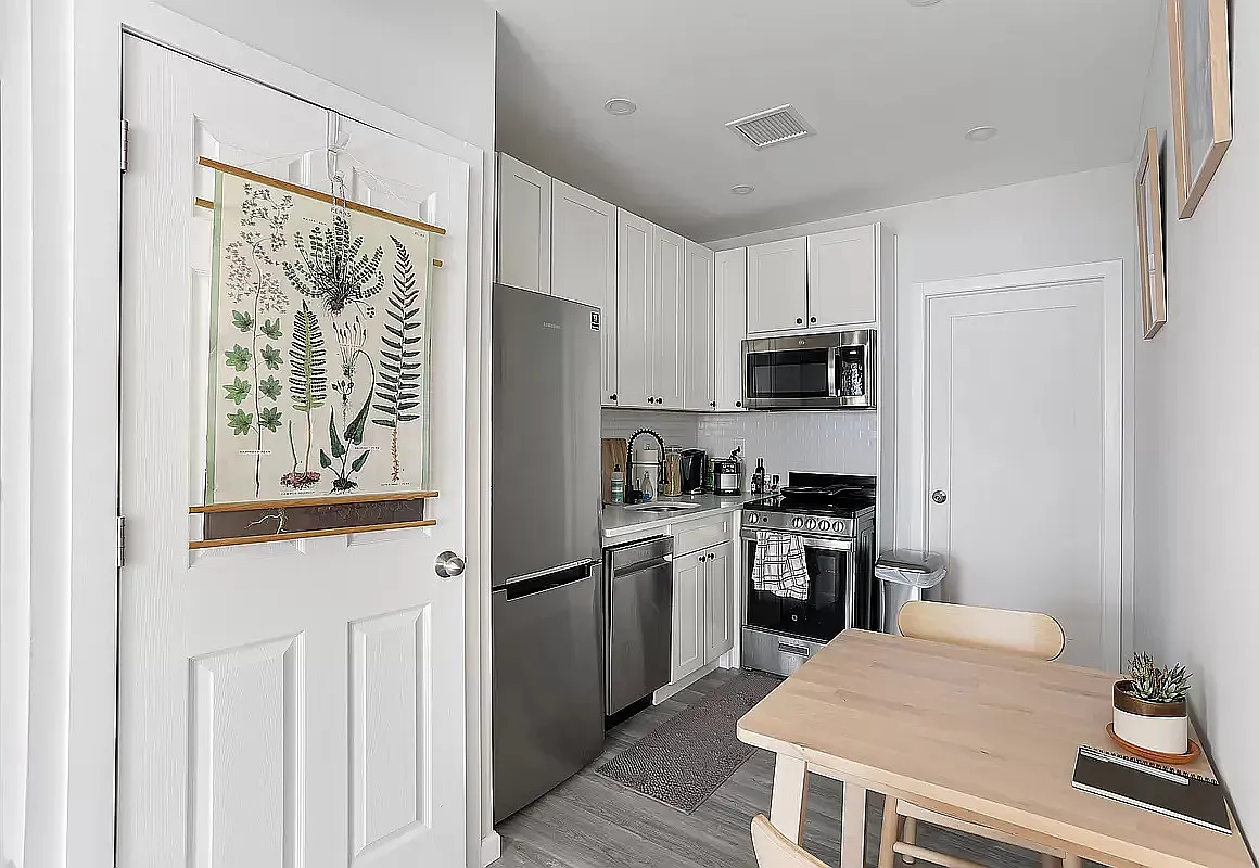 240 East 75th Street — Photo 2