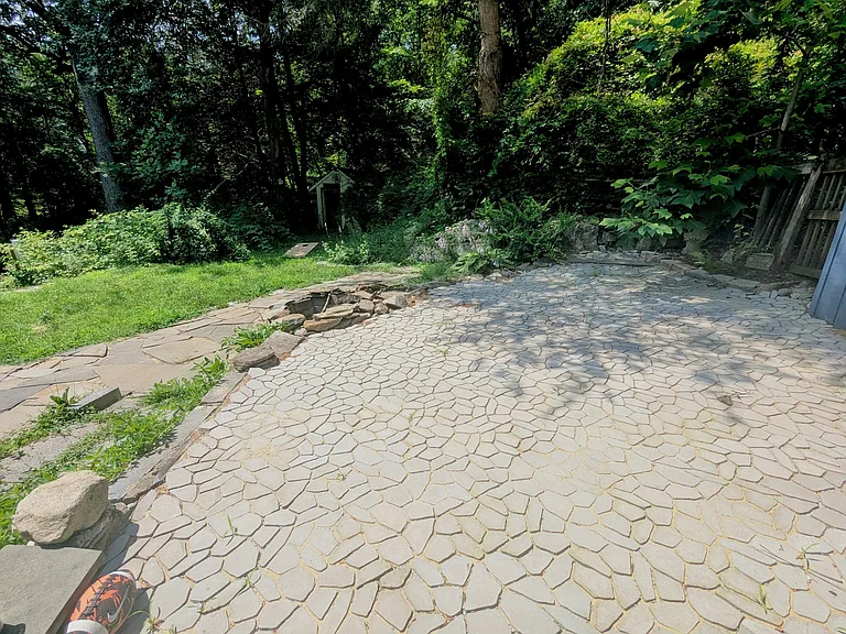 Patio for the 3 rooms, not used by owner