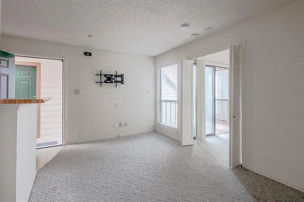 2307 Balsam Dr — Photo 1