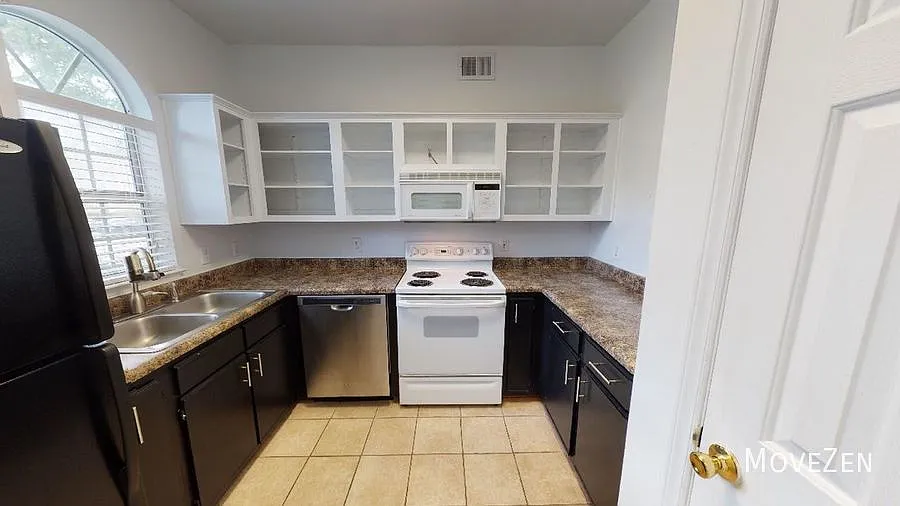 729 Bragg Dr C Wilmington NC 28412 Central Location Near Publix & Schools — Photo 2