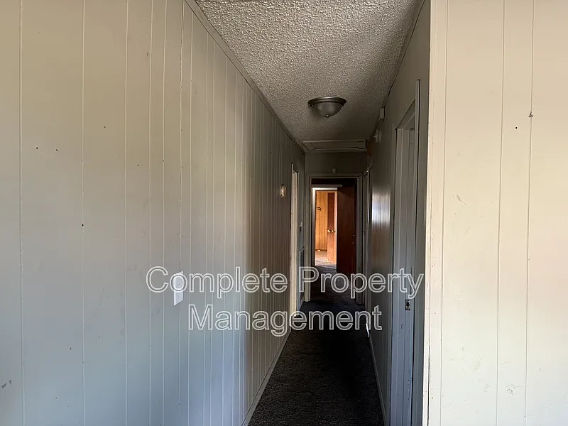 5 bed, 1.0 bath, 1094 sqft, $1,250 — Photo 4