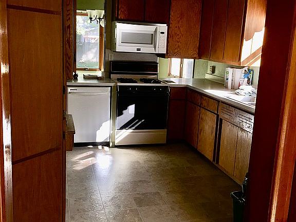4th image of 1003 Lincoln Dr W