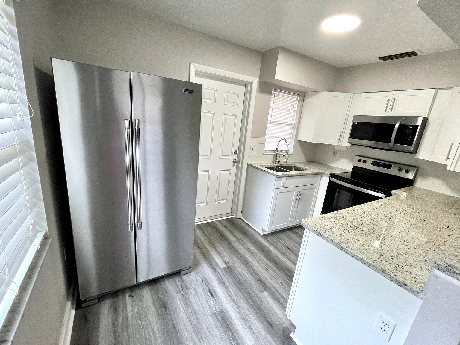 2 bed, 713 sqft, $1,425 — Photo 2