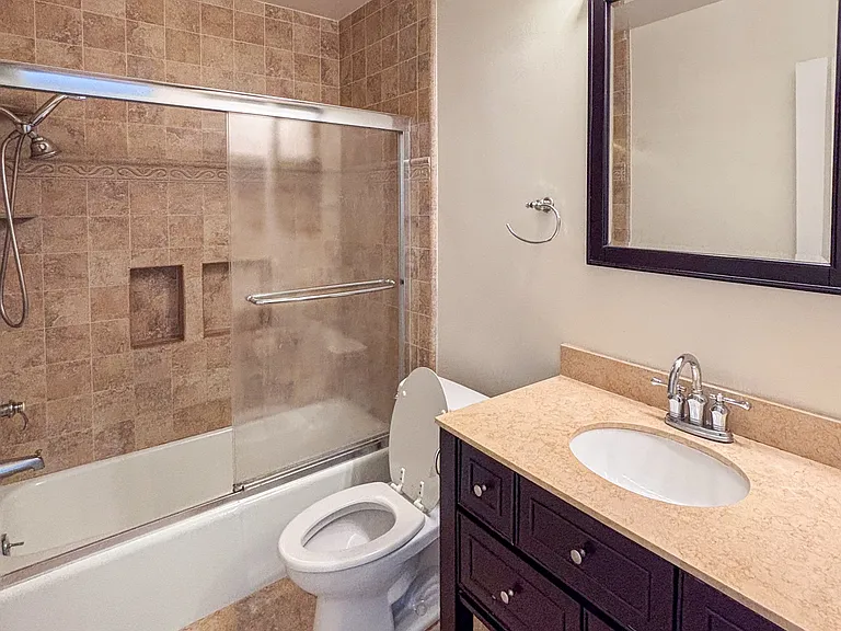 Private full bath with tub
