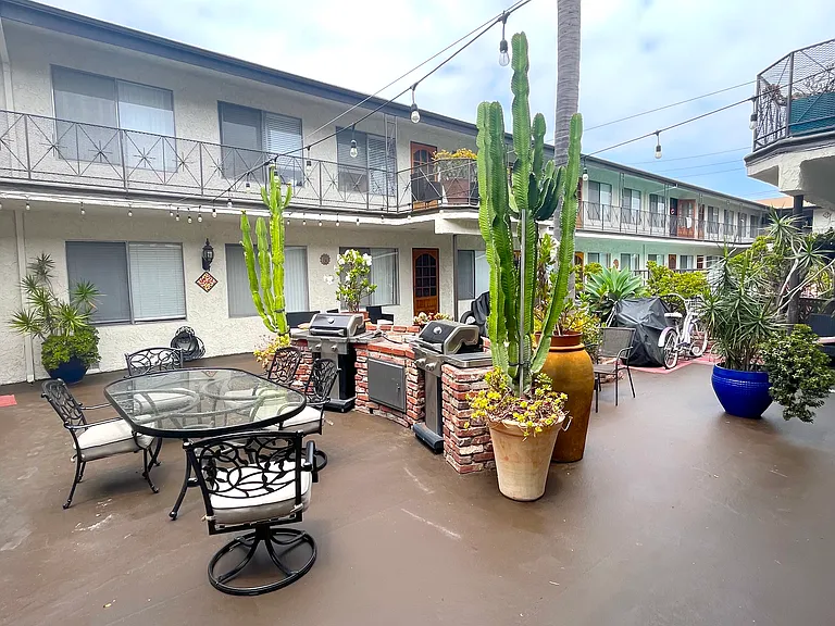 2121 Placentia Ave #E — Photo 21