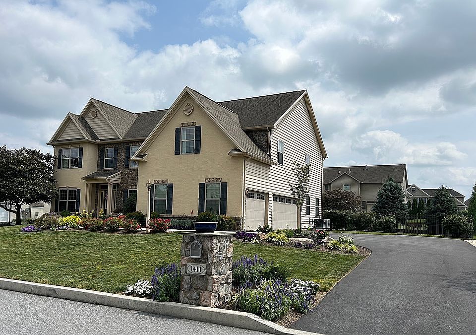2nd image of 1411 Summit Way